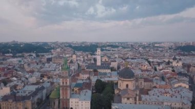 Aerial City Lviv, Ukrayna. Avrupa şehri. Şehrin Popüler Alanları. Belediye Binası