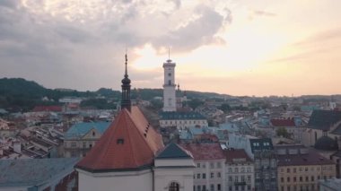 Aerial City Lviv, Ukrayna. Avrupa şehri. Şehrin Popüler Alanları. Belediye Binası