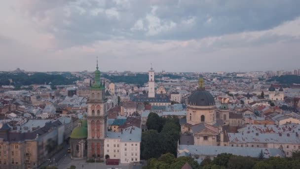 Аеростатне місто Львів, Україна. Європейське місто. Популярні райони міста. Ратуша — стокове відео