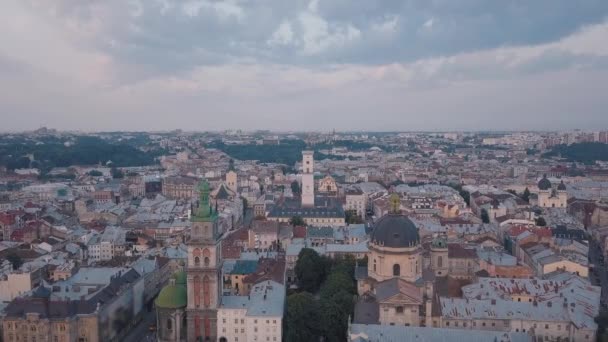 Letecké město Lvov, Ukrajina. Evropské město. Populární oblasti města. Radnice — Stock video