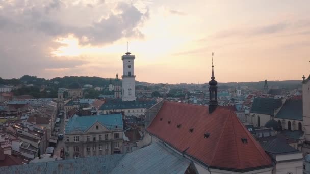 Aerial City Lviv, Ucrania. Ciudad Europea. Áreas Populares de la Ciudad. Ayuntamiento — Vídeos de Stock