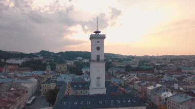 Aerial City Lviv, Ukrayna. Avrupa şehri. Şehrin Popüler Alanları. Belediye Binası