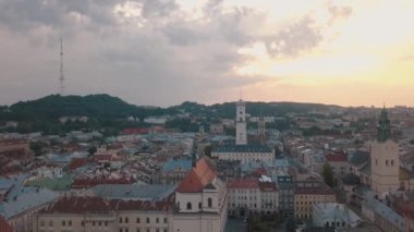 Aerial City Lviv, Ukrayna. Avrupa şehri. Şehrin Popüler Alanları. Belediye Binası