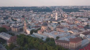 Aerial City Lviv, Ukrayna. Avrupa şehri. Şehrin Popüler Alanları. Belediye Binası
