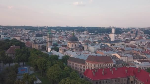 Aerial City Lviv, Ukrayna. Avrupa şehri. Şehrin Popüler Alanları. Belediye Binası — Stok video