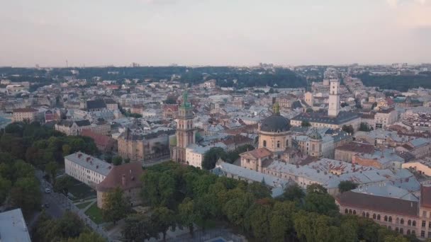 Aerial City Lviv, Ουκρανία. Ευρωπαϊκή πόλη. Δημοφιλείς Περιοχές της Πόλης. Δημαρχείο — Αρχείο Βίντεο