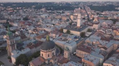 Aerial City Lviv, Ukrayna. Avrupa şehri. Şehrin Popüler Alanları. Belediye Binası