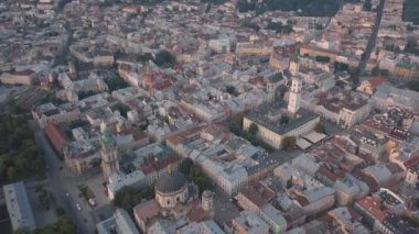 Aerial City Lviv, Ukrayna. Avrupa şehri. Şehrin Popüler Alanları. Belediye Binası