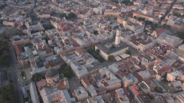 Aerial City Lviv, Ukrayna. Avrupa şehri. Şehrin Popüler Alanları. Belediye Binası