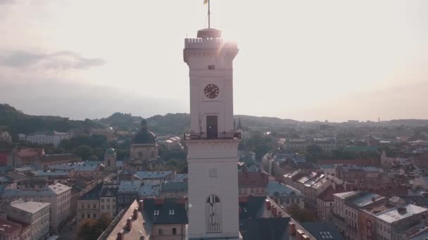 Аеростатне місто Львів, Україна. Європейське місто. Популярні райони міста. Ратуша — стокове відео