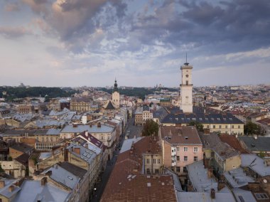 Aerial City Lviv, Ukrayna. Avrupa şehri. Şehrin Popüler Alanları. Belediye Binası