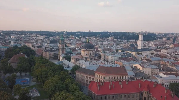 Aerial City Lviv, Ukrayna. Avrupa şehri. Şehrin Popüler Alanları. Belediye Binası — Stok fotoğraf