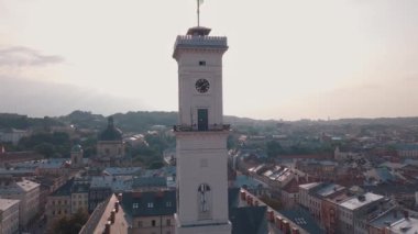 Aerial City Lviv, Ukrayna. Avrupa şehri. Şehrin Popüler Alanları. Belediye Binası