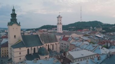 Aerial City Lviv, Ukrayna. Avrupa şehri. Şehrin Popüler Alanları. Belediye Binası