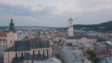 Aerial City Lviv, Ukrayna. Avrupa şehri. Şehrin Popüler Alanları. Belediye Binası