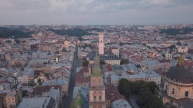Aerial City Lviv, Ukrayna. Avrupa şehri. Şehrin Popüler Alanları. Belediye Binası