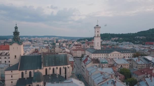 Аеростатне місто Львів, Україна. Європейське місто. Популярні райони міста. Ратуша — стокове відео