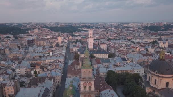 Aerial City Lviv, Oekraïne. Europese stad. Populaire gebieden van de stad. Stadhuis — Stockvideo