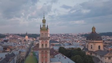 Aerial City Lviv, Ukrayna. Avrupa şehri. Şehrin Popüler Alanları. Belediye Binası
