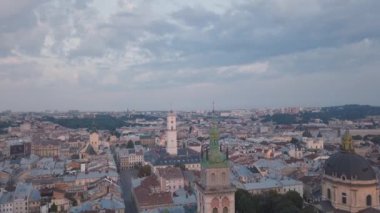 Aerial City Lviv, Ukrayna. Avrupa şehri. Şehrin Popüler Alanları. Belediye Binası