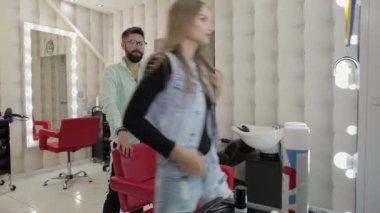 Profesyonel stil. Güzel kadın sandalyede oturup yeni saç kesimi için hazır