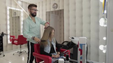 Profesyonel kuaför Styling model saç tarak. Salonda güzel kadın