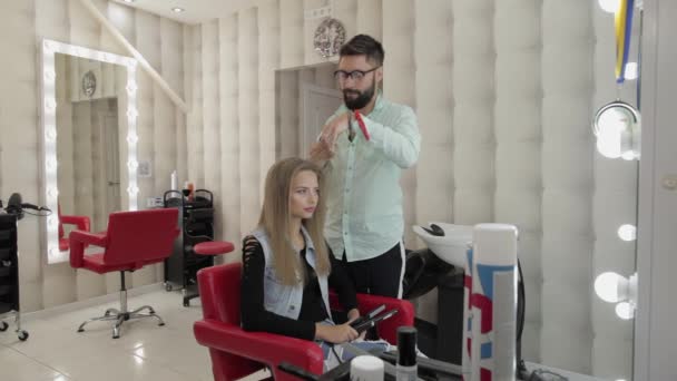 Cabeleireiro profissional penteando penteado cabelo modelo. Fazendo penteado volume — Vídeo de Stock