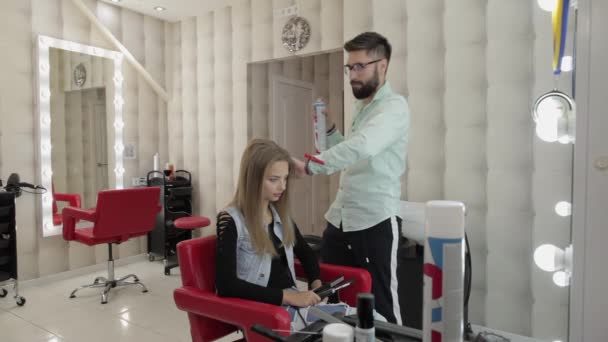 Professionele kapper voegt haarlak toe aan model haar. Volume kapsel — Stockvideo