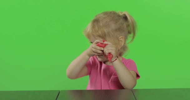 Lycklig liten flicka leker med modellera på Chroma nyckel bakgrund — Stockvideo