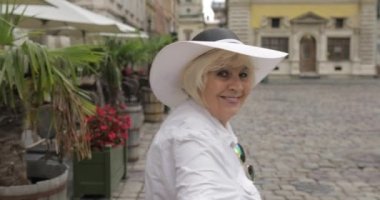 Kıdemli kadın turist şehir Lviv, Ukrayna ile onu takip etmek için birini yapar