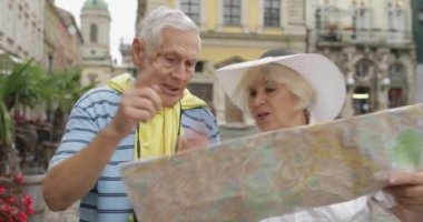 Üst düzey iki turist Lviv turizm rota planlama hakkında tartışma