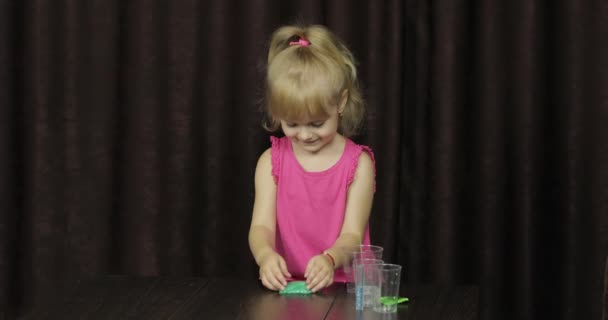 Barn ha roligt att göra grön slem. Kid leker med handgjorda leksak slem — Stockvideo