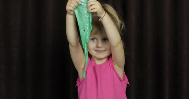 Criança se divertindo fazendo lodo verde. Criança brincando com lodo de brinquedo feito à mão — Vídeo de Stock