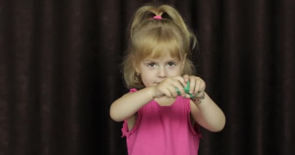 Barn ha roligt att göra grön slem. Kid leker med handgjorda leksak slem — Stockvideo