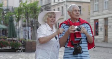 Lviv, Ukrayna seyahat ederken Kıdemli erkek ve kadın turistler bir fotoğraf yapar