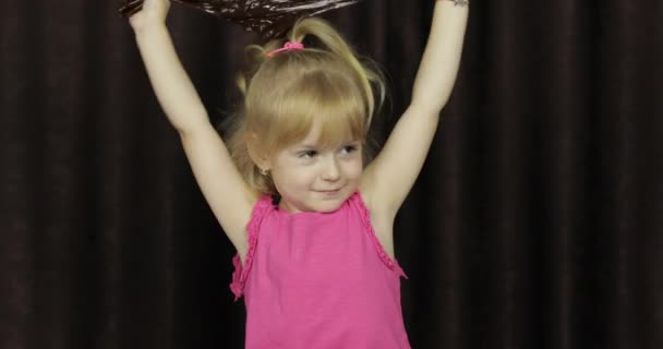 Kinder haben Spaß dabei, braunen Schleim zu machen. Kind spielt mit handgemachtem Spielzeugschleim — Stockvideo