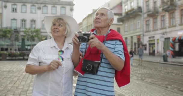Senior manliga och kvinnliga turister gör ett foto när du reser i Lviv, Ukraina — Stockvideo