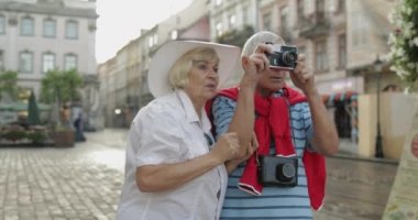 Lviv, Ukrayna seyahat ederken Kıdemli erkek ve kadın turistler bir fotoğraf yapar