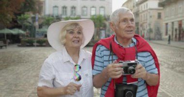 Lviv, Ukrayna seyahat ederken Kıdemli erkek ve kadın turistler bir fotoğraf yapar