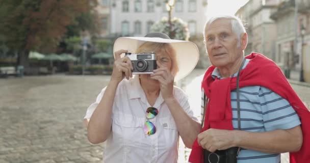 Turistas mayores hacen una foto mientras viajan en Lviv, Ucrania — Vídeo de stock