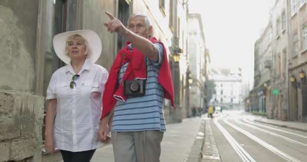 Senior dwóch turystów pieszo w centrum miasta. Podróżowanie w Lwowie, Ukraina — Wideo stockowe