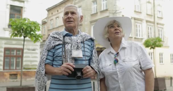 Senior två manliga och kvinnliga turister i stadens centrum. Reser i Lviv, Ukraine. — Stockvideo