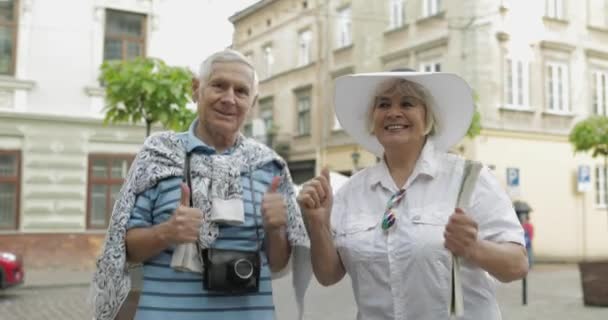 Heureux seniors deux touristes dansant dans le centre-ville. Voyager à Lviv, Ukraine — Video