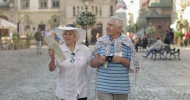 Şehir merkezinde yürüyen kıdemli iki turist. Lviv, Ukrayna'da seyahat etmek
