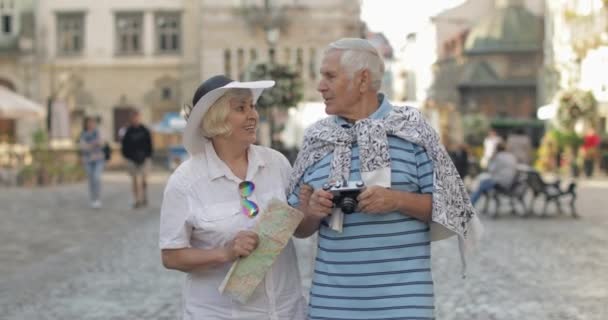 町の中心部を歩く先輩2人の観光客。リヴィウでの旅行, ウクライナ — ストック動画