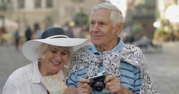Dva starší turisté chodí do centra města. Cestování ve Lvově, Ukrajina