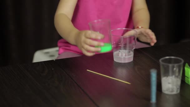 Mãos de criança fazendo lodo verde. Mistura ingredientes. Brincando com brinquedo feito à mão — Vídeo de Stock