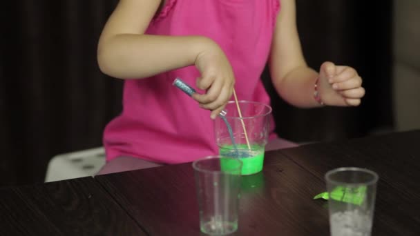 Mani di bambini che fanno la melma verde. Miscela ingredienti. Giocando con giocattolo fatto a mano — Video Stock