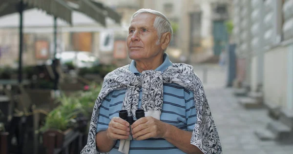 Senior férfi turista távcsövet feltárása város. Utazás Lviv, Ukrajna — Stock Fotó