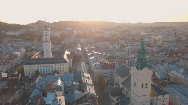 Aerial City Lviv, Ukrayna. Avrupa şehri. Şehrin Popüler Alanları. Belediye Binası